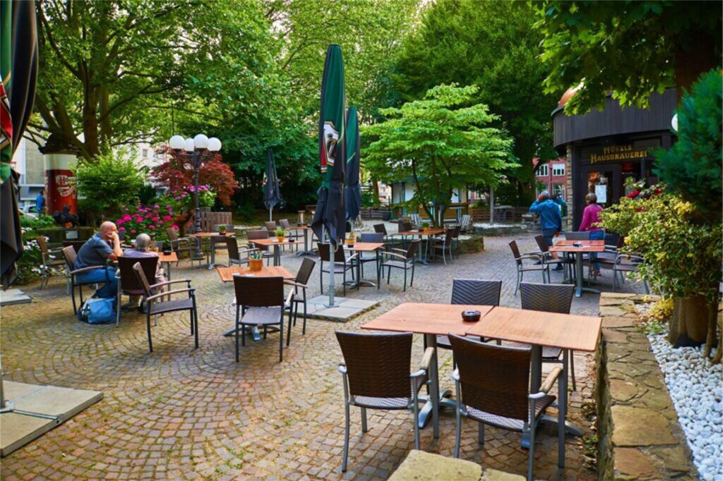 Schattig unter den Bäumen: Der Biergarten der Hövels Hausbrauerei in der Innenstadt lädt zum Verweilen ein.
