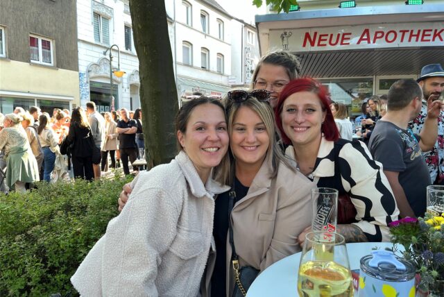 Eine Mädels-Gruppe beim After Work.