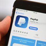 Die PayPal-App auf einem Handy.