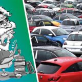 Viele Autos stehen auf einem Parkplatz.