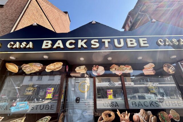 „Backstube Casa“ steht an den Fenstern des Hauses an der Ickerner Straße.
