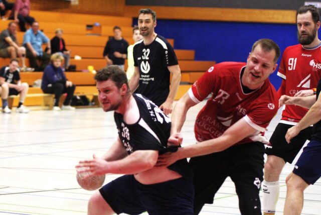 Regelwidrig: Der Gevelsberger Johannes Müller zerrt hier am Trikot von HSG-Kreisläufer Dirk Wilhelm.