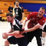 Regelwidrig: Der Gevelsberger Johannes Müller zerrt hier am Trikot von HSG-Kreisläufer Dirk Wilhelm.