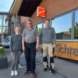 Von links nach rechts: Lisa Wachs, Jürgen Wachs und Thomas Arns stehen vor der Schreinerei Wachs an der Dieselstraße in Recklinghausen-Grullbad.