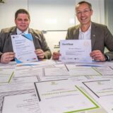 Thorsten Rottmann und Frank Benölken sitzen vor einem Stapel Urkunden, die der Gladbecker für seine zahlreichen Fortbildungen bekommen hat