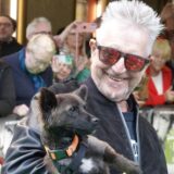 Oliver Korittke (r.) mit Fans, Martin Semmelrogge mit Hund Hachiko bei der Kurzfilmpremiere von „Keeks letztes Ding“ in Essen.