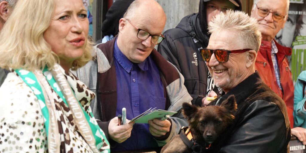 Martin Semmelrogge mit seinem Hund Hachiko bei der Premiere von „Keeks letztes Ding“ Martin Semmelrogge mit seinem Hund Hachiko bei der Premiere von „Keeks letztes Ding“
