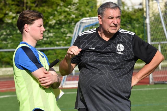Es wird brenzlig im Abstiegskampf der Bezirksliga 9. Das wissen Martin Backwinkler (r.) und Joel Lehmann (l.) nicht erst seitdem der VfB Waltrop auf einem Abstiegsplatz gerutscht ist.