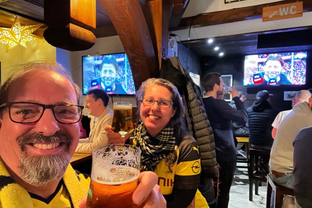 Die LeserReporter Swenja und Carsten stoßen in ihrer Dortmunder Lieblingskneipe Hubert's auf den BVB an.