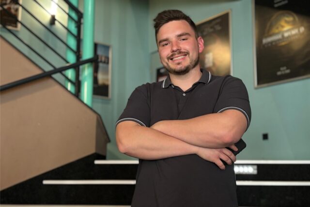 Christopher Meier-Wilkening steht im Central Kinocenter in Dorsten
