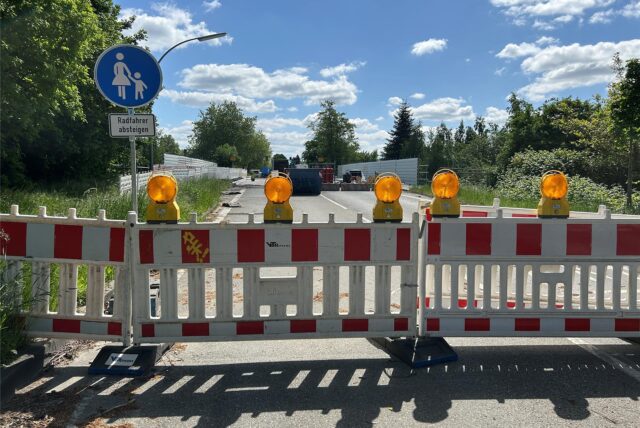 Absperrung vor der Baustelle an der Brücke der Dortmunder Straße in Datteln.
