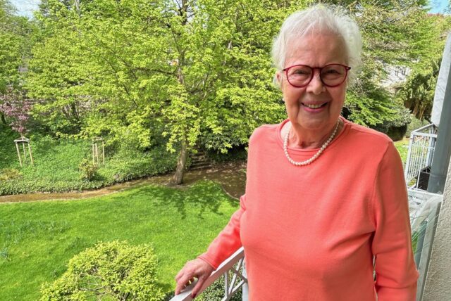 Lilo Koke aus Recklinghausen steht auf ihrem Balkon
