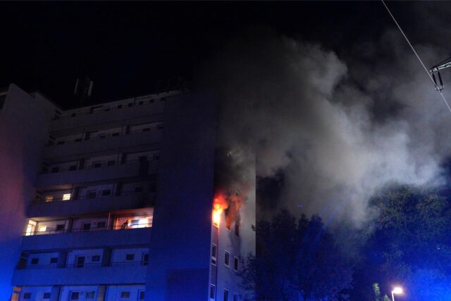 Rauch und Flammen schlagen aus Fenster und Türen einer Wohnung am Lipper Weg.