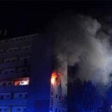 Rauch und Flammen schlagen aus Fenster und Türen einer Wohnung am Lipper Weg.