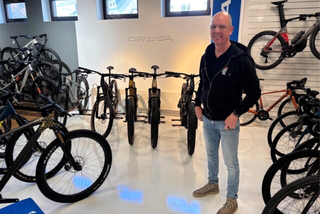 Michael Benthaus steht neben Fahrrädern in seinem Verkaufsraum von Big Wheel