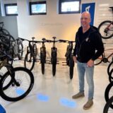 Michael Benthaus steht neben Fahrrädern in seinem Verkaufsraum von Big Wheel