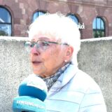 Eine Frau spricht auf dem Hansaplatz in Dortmund in ein Mikrofon.