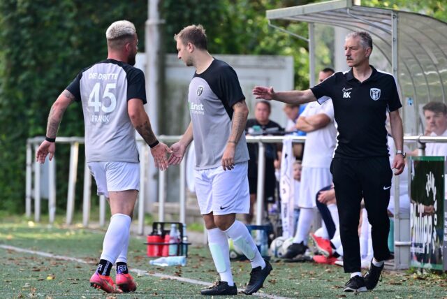 Trainer Ramon Kral (r.) und der FC Marl III haben wieder eine Chance auf den Klassenerhalt.