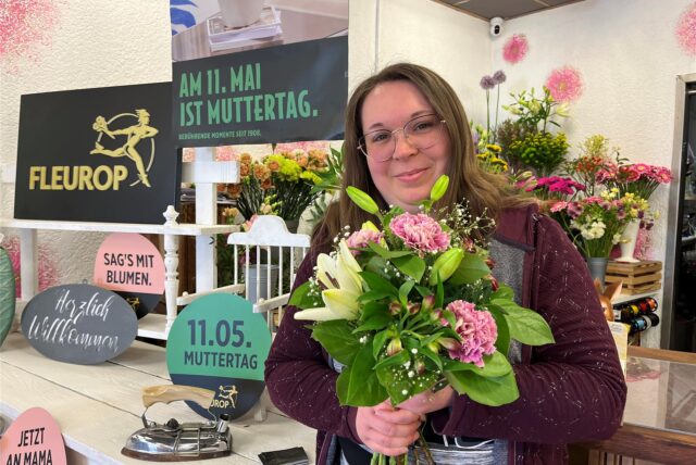 Dorine Köster Floristik mit Blumenstrauß in der Hand