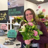 Dorine Köster Floristik mit Blumenstrauß in der Hand