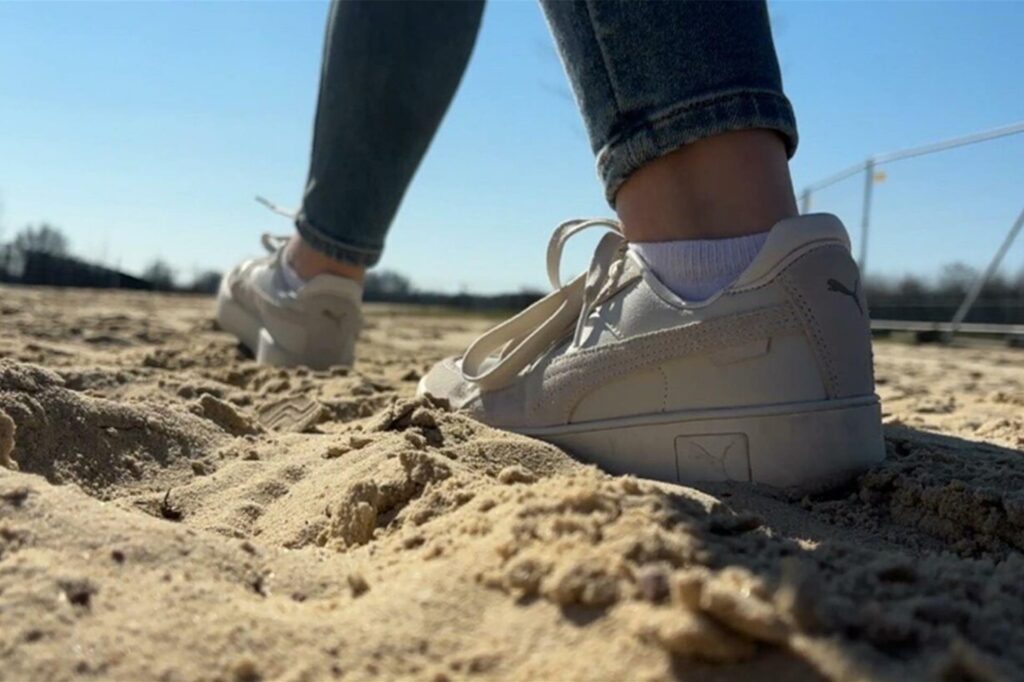 Zwei Schuhe im Sand am Emscherstrand in Castrop-Rauxel. Zwei Schuhe im Sand am Emscherstrand in Castrop-Rauxel.