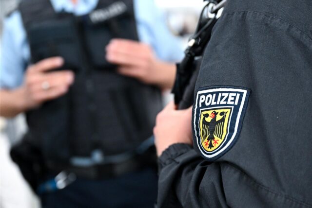 Bundespolizisten stehen an einem Hauptbahnhof an einem Bahnsteig.