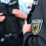Bundespolizisten stehen an einem Hauptbahnhof an einem Bahnsteig.