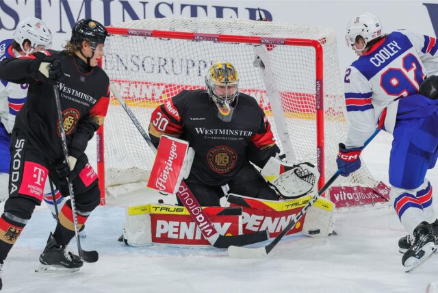 Torwart Philipp Grubauer hält im Länderspiel zwischen Deutschland und den USA im Vorfeld vor der Eishockey-WM 2025 den Schuss von Logan Cooley.