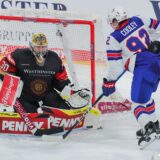Torwart Philipp Grubauer hält im Länderspiel zwischen Deutschland und den USA im Vorfeld vor der Eishockey-WM 2025 den Schuss von Logan Cooley.