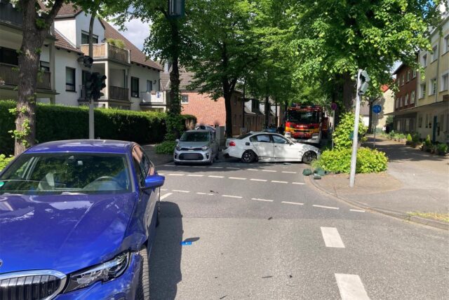Das Bild zeigt die Kreuzung Kampstraße und Hagenstraße. Drei beschädigte Pkw stehen im Kreuzungsbereich.