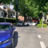 Das Bild zeigt die Kreuzung Kampstraße und Hagenstraße. Drei beschädigte Pkw stehen im Kreuzungsbereich.
