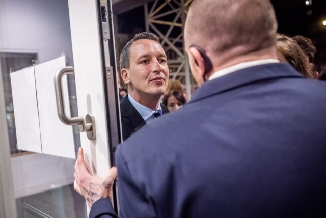 Eine Szene vom Abend der Bundestagswahl 2025: Matthias Helferich bei der Diskussion mit dem Sicherheitsdienst des Dortmunder Rathauses.