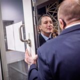 Eine Szene vom Abend der Bundestagswahl 2025: Matthias Helferich bei der Diskussion mit dem Sicherheitsdienst des Dortmunder Rathauses.