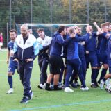 Die Mannschaft von SuS Polsum feiert, Trainer Emanuel Kastrinos (vorn links) bewahrt einen klaren Kopf. So soll das auch in Zukunft beim Dorfklub laufen.