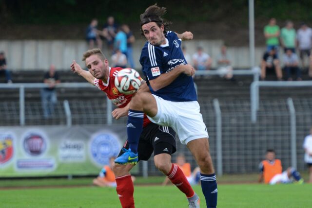 Ein Foto aus Hülser Oberliga-Tagen vor zehn Jahren: Henning Witjes im Derby-Zweikampf gegen Erkenschwicks Stefan Oerterer. Im Sommer wird der Recklinghäuser Trainer beim TSV Marl-Hüls.