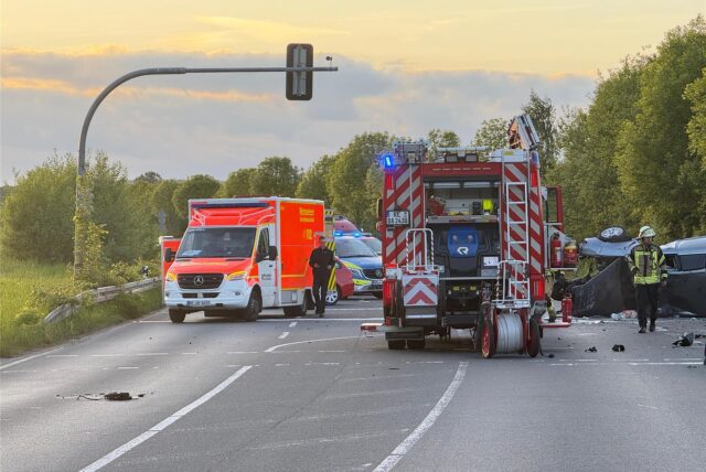 Auf der Aufnahme ist ein Verkehrsunfall zu sehen, bei dem ein Rettungswagen, ein Feuerwehrauto und ein Polizeiwagen im Einsatz sind. Das Unfallfahrzeug ist schwer beschädigt und liegt auf dem Dach.