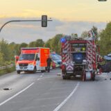Auf der Aufnahme ist ein Verkehrsunfall zu sehen, bei dem ein Rettungswagen, ein Feuerwehrauto und ein Polizeiwagen im Einsatz sind. Das Unfallfahrzeug ist schwer beschädigt und liegt auf dem Dach.