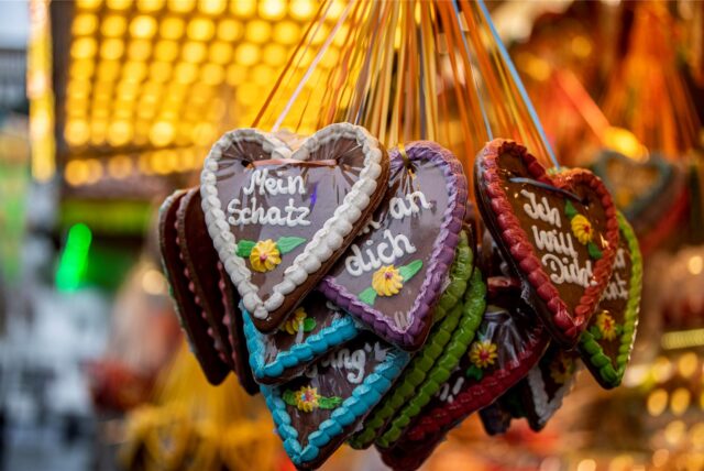 Auch auf der Steinert Kirmes 2025 in Lüdenscheid gibt es wieder klassische Kirmes-Spezialitäten wie Lebkuchenherzen.