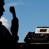 Ein Mann hält einen Telefonhörer in der Hand.