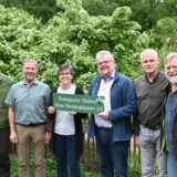 Gruppenbild mit grünem Schild „Biologische Station Kreis Recklinghausen e.V.“