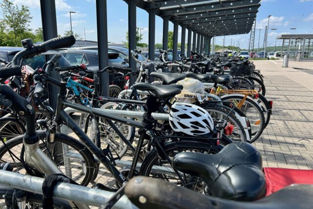 Überdachter Fahrradständer hinter dem Bahnhof