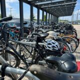 Überdachter Fahrradständer hinter dem Bahnhof