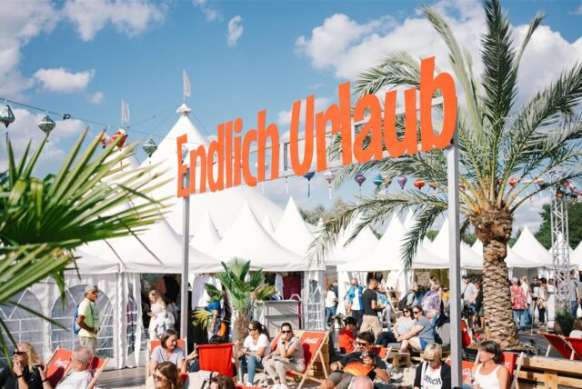 Menschen beim Zeltfestival Ruhr am Kemnader See in Bochum