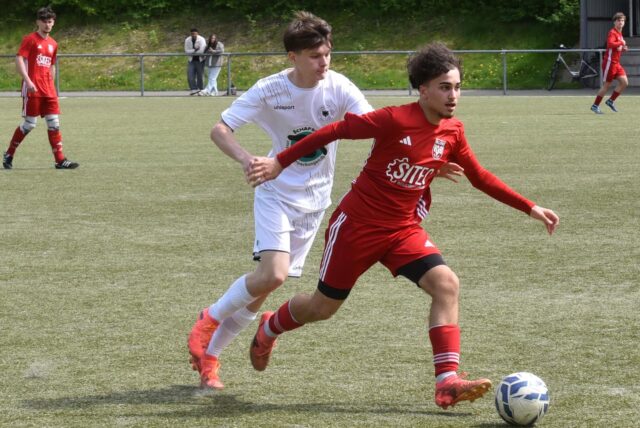 Auch Luca Fink (l.) traf beim 6:1-Sieg der A-Junioren von Teutonia SuS Waltrop gegen den VfB Hüls.
