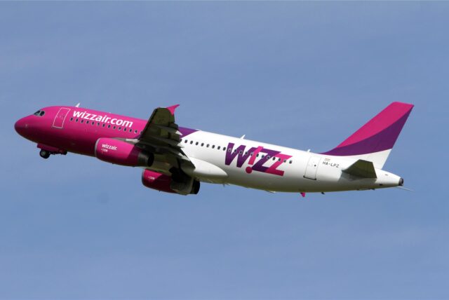 Ein Flugzeug von Wizzair