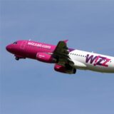Ein Flugzeug von Wizzair