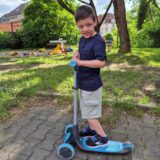 Noel fährt gern mit seinem Roller.