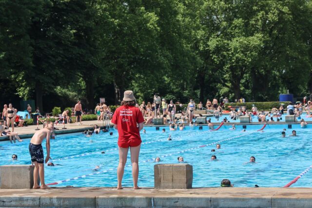 Blick auf ein Schwimmbecken im Freibad Volkspark in Dortmund