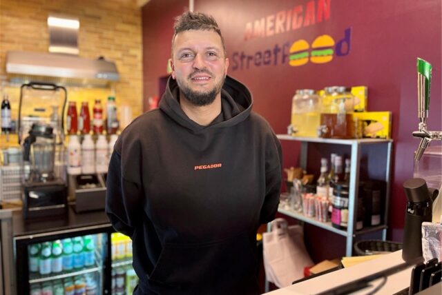Alexander Scharrmacher im American Diner „Knusperz“ in Dortmund.