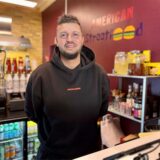 Alexander Scharrmacher im American Diner „Knusperz“ in Dortmund.